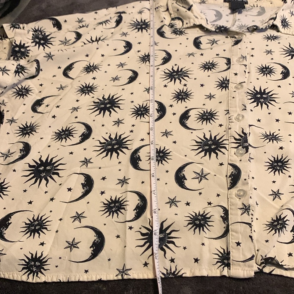 Hot Topic celestial Sun and Moon Button-Down crop Shirt - Black and cream - Picture 8 of 10